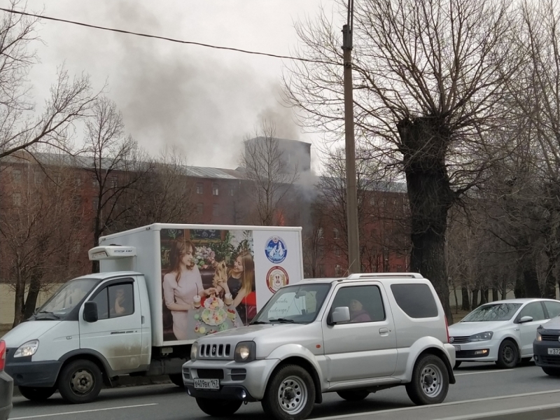 Очевидцы показали горящее здание Невской мануфактуры на Октябрьской