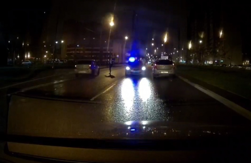 Остановить машину «с ноги»: полицейская погоня в Петербурге попала на видео