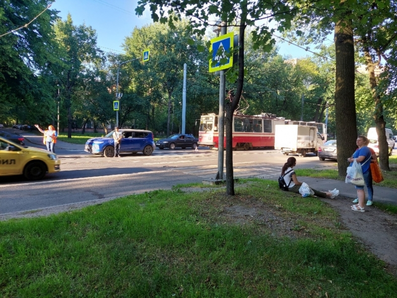 Пешеход попал под колеса легковушки на 2-м Муринском проспекте