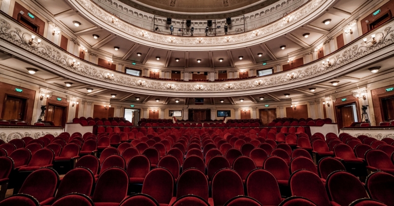 Петербургские театры начнут показывать спектакли с сурдопереводом