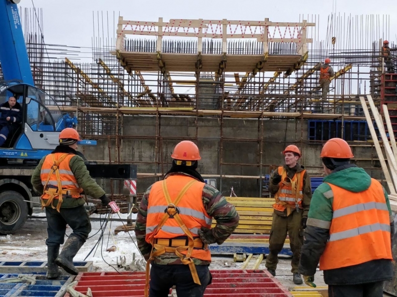 Петербургу не хватает около 70 тысяч строителей