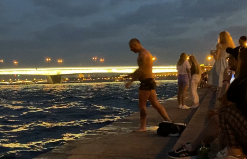 Петербуржцы купались в Неве у разведенного Литейного моста