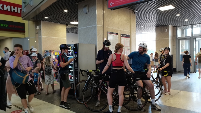 Петербуржцы переполнили Финляндский вокзал в попытках поехать за город