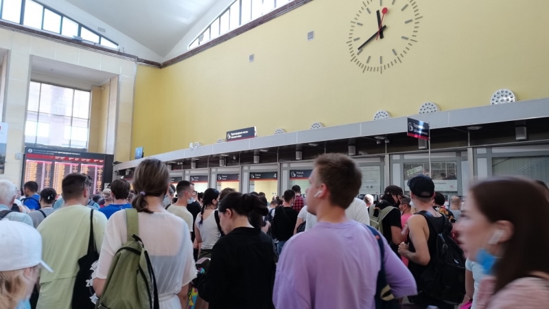 Петербуржцы переполнили Финляндский вокзал в попытках поехать за город