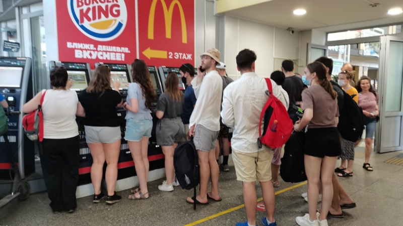 Петербуржцы переполнили Финляндский вокзал в попытках поехать за город