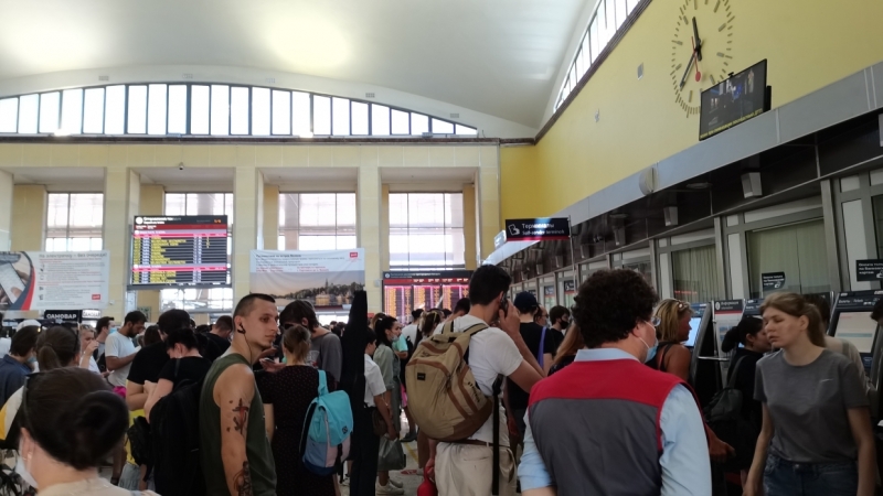 Петербуржцы переполнили Финляндский вокзал в попытках поехать за город