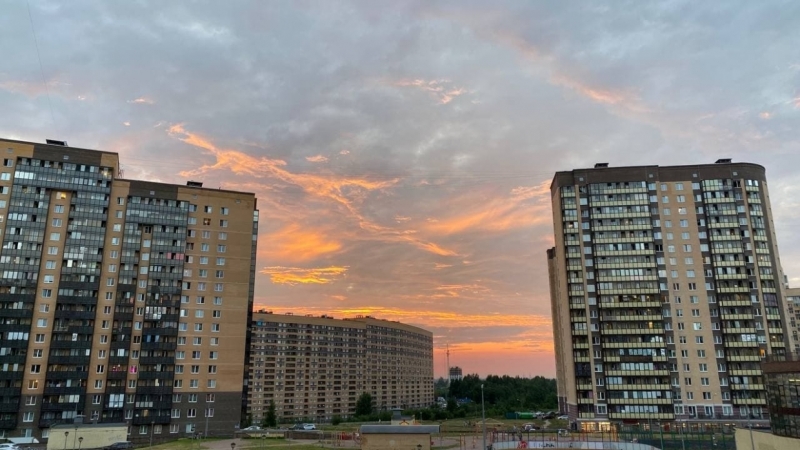 Петербуржцы поделились фотографиями ярко-оранжевого заката