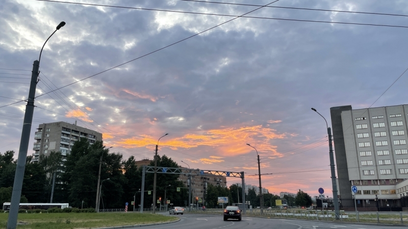 Петербуржцы поделились фотографиями ярко-оранжевого заката