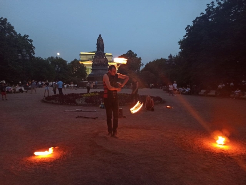 Петербуржцы устроили огненное шоу в Екатерининском саду