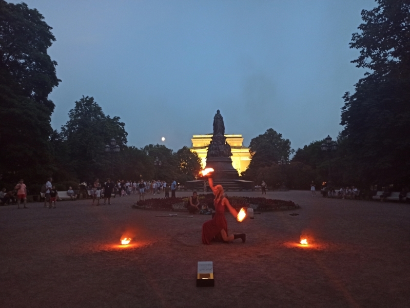 Петербуржцы устроили огненное шоу в Екатерининском саду