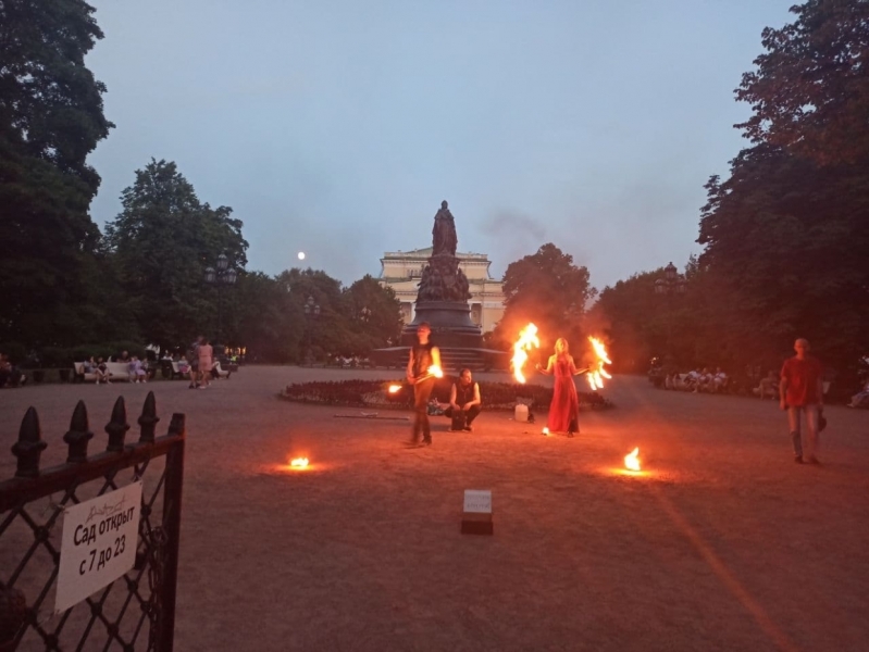 Петербуржцы устроили огненное шоу в Екатерининском саду
