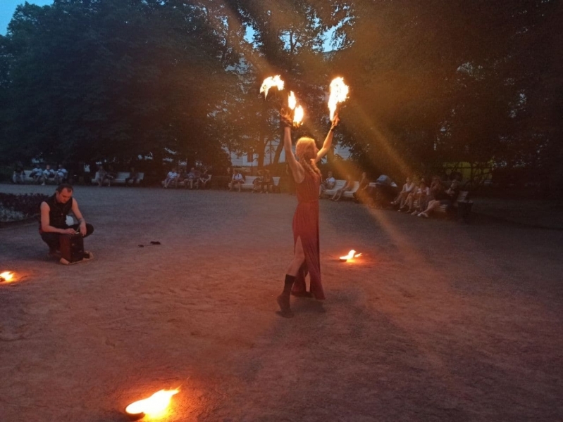 Петербуржцы устроили огненное шоу в Екатерининском саду