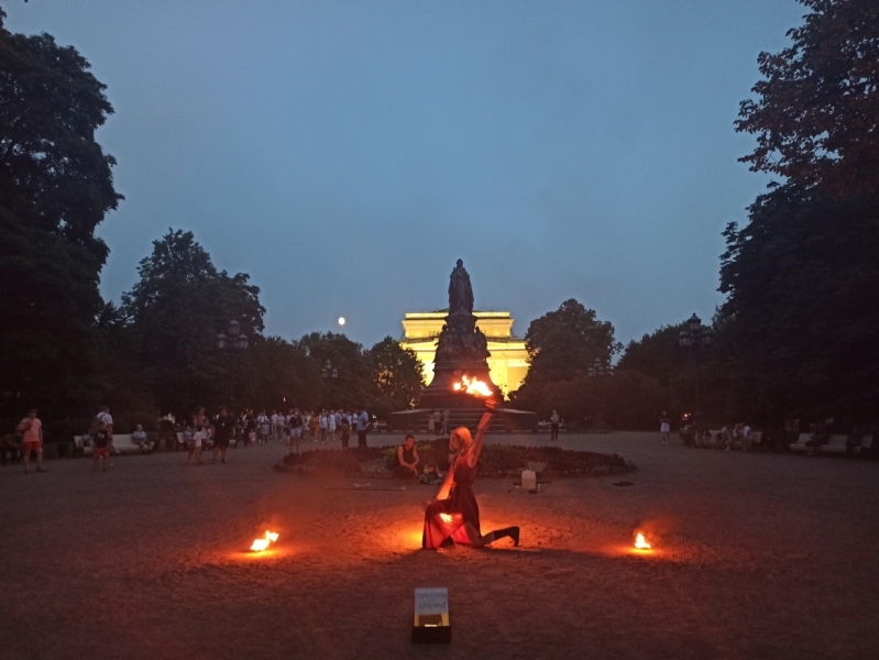 Петербуржцы устроили огненное шоу в Екатерининском саду