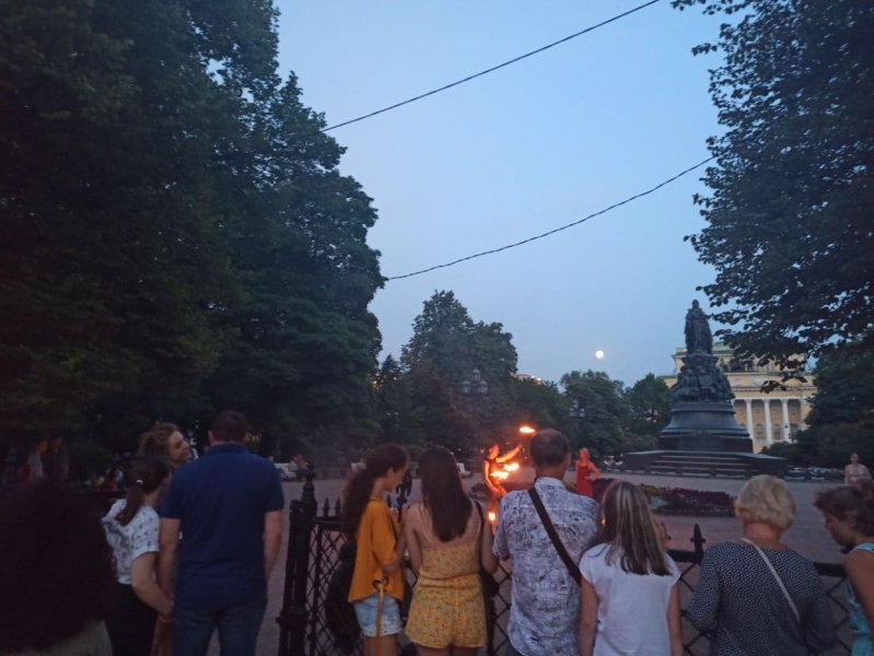 Петербуржцы устроили огненное шоу в Екатерининском саду