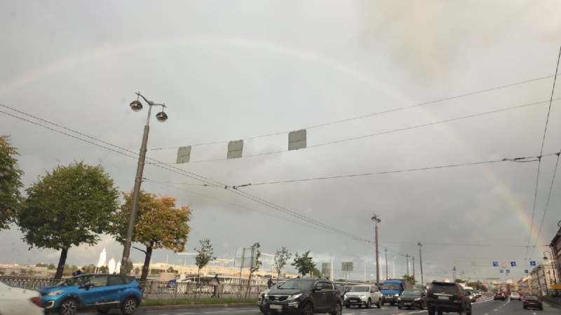 Петербуржцы засняли яркую радугу среди серых туч