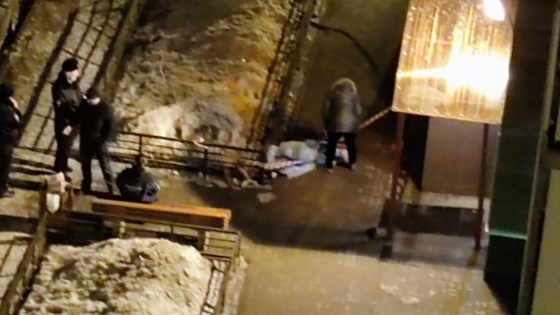 Петербуржец вышел из дома и наткнулся на тело посреди улицы