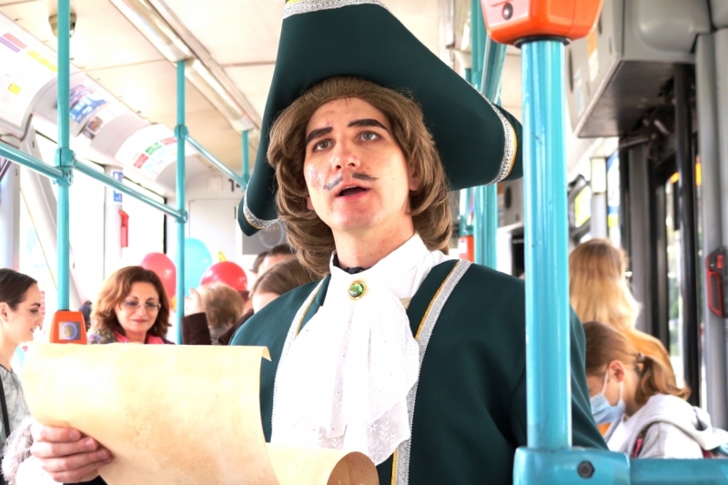 Петр I и Александр Пушкин проверили пассажиров петербургских трамваев