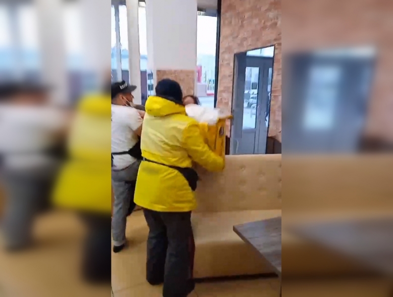 Пьяная петербурженка подралась из-за пирожка с работниками кафе