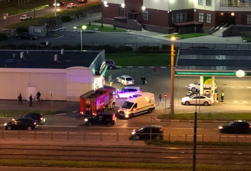 Пьяный петербуржец не справился с управлением авто и вылетел на тротуар