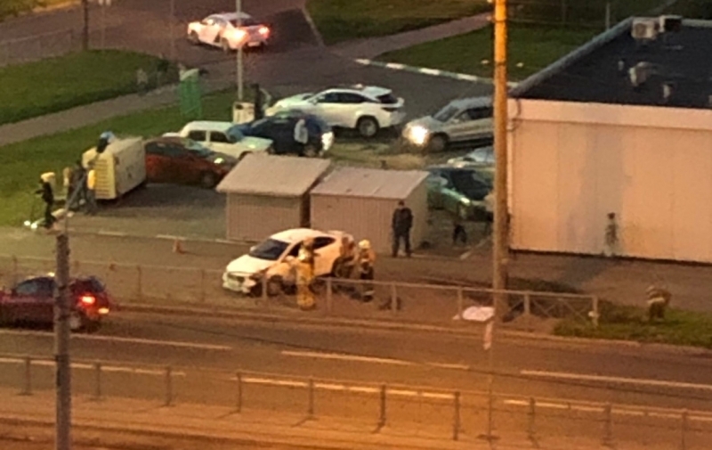 Пьяный петербуржец не справился с управлением авто и вылетел на тротуар