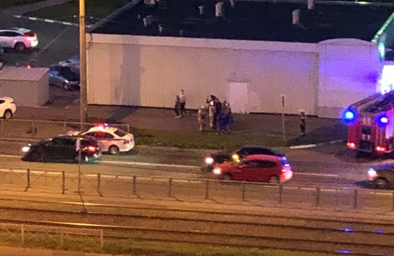 Пьяный петербуржец не справился с управлением авто и вылетел на тротуар