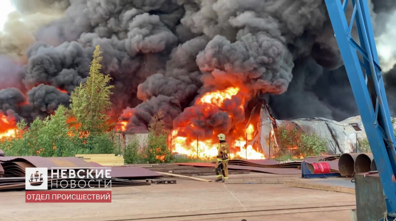 Почти шесть часов тушили пожар площадью 750 «квадратов» в Металлострое