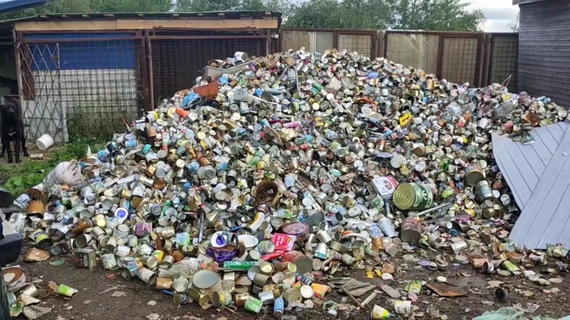 Под Красным Селом поймали сборщиков металла с горой из консервных банок