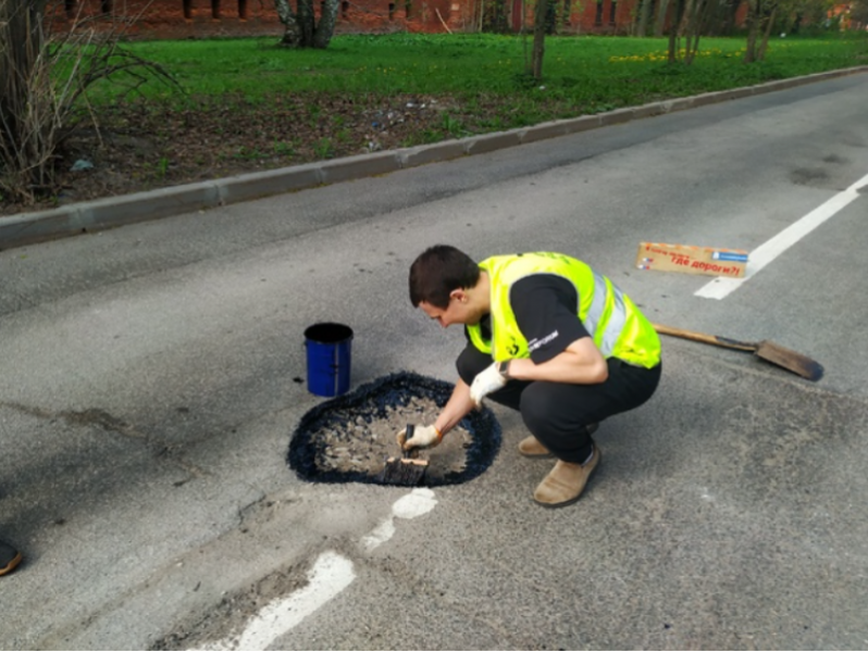 «Подарок ко дню Кронштадта»: активисты за один день починили улицу Газовый завод