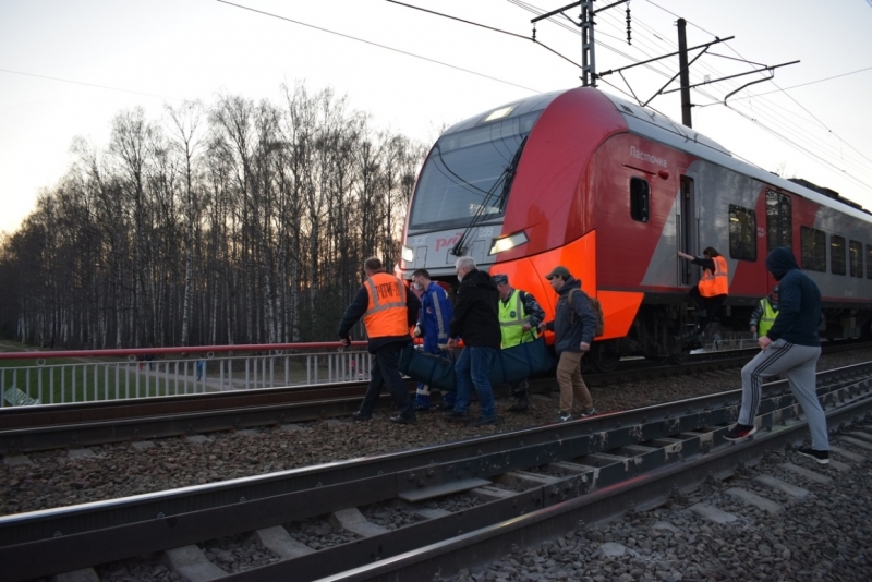 Поезд «Ласточка» сбил молодого человека в Петербурге