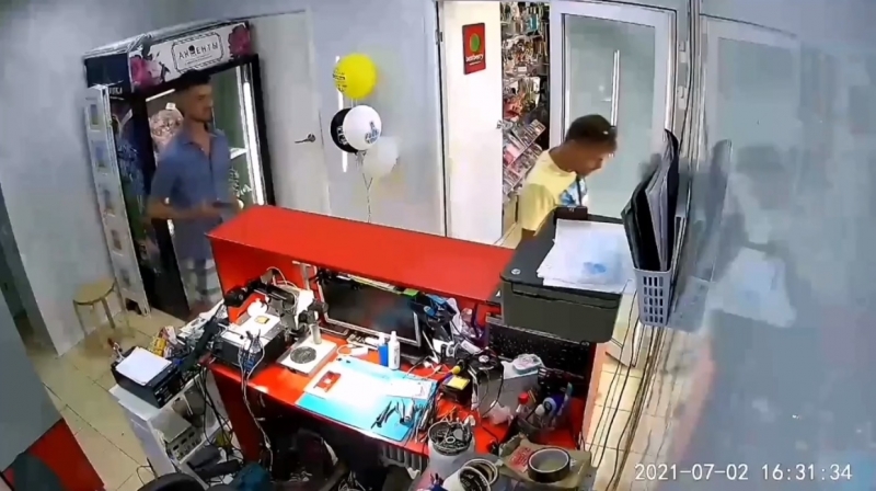 Похитители смартфонов в сервисном центре в Кудрово попали под камеры