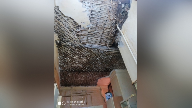 Появились фото потолка, который обвалился в доме на Чубакова