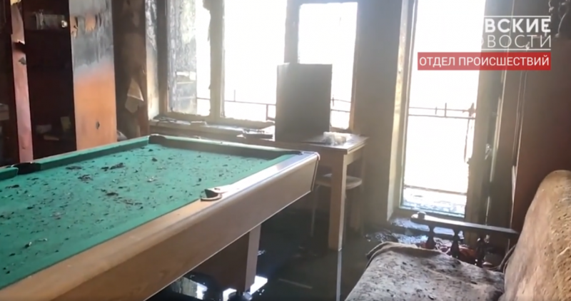 Появились кадры из горевшей на Софийской квартиры