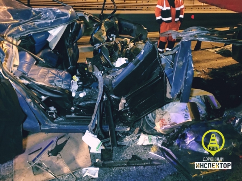 Появилось видео с места смертельной аварии на КАД: ВАЗ влетел в грузовик