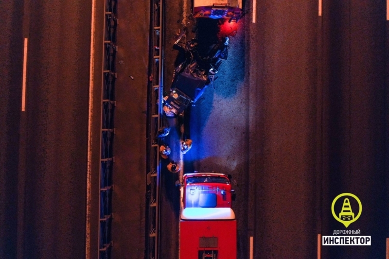 Появилось видео с места смертельной аварии на КАД: ВАЗ влетел в грузовик