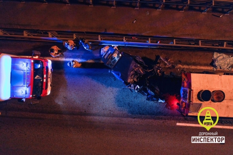 Появилось видео с места смертельной аварии на КАД: ВАЗ влетел в грузовик