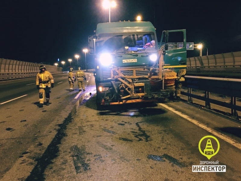 Появилось видео с места смертельной аварии на КАД: ВАЗ влетел в грузовик