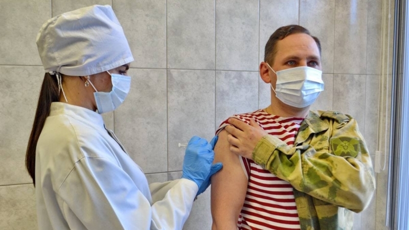 Политолог предложил поднять пенсию привившимся россиянам