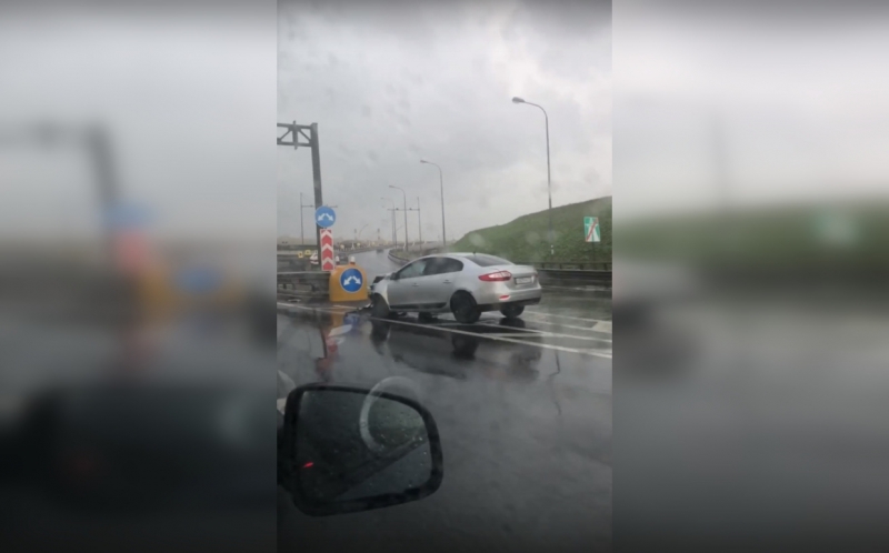 Помощь эвакуатора понадобилась водителю после ДТП на внешней стороне КАД