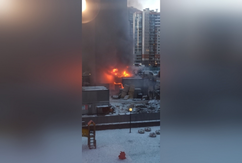 Пожар на стройке на проспекте Королева локализовали