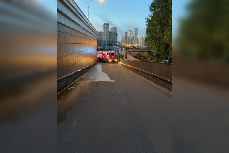 Пожарные не смогли подъехать к дому на Октябрьской набережной