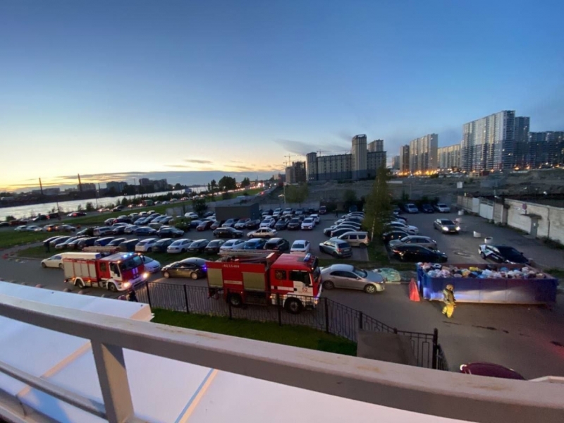 Пожарные не смогли подъехать к дому на Октябрьской набережной