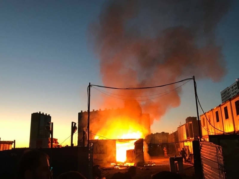 Пожарным удалось потушить вспыхнувшие бытовки в Мурино