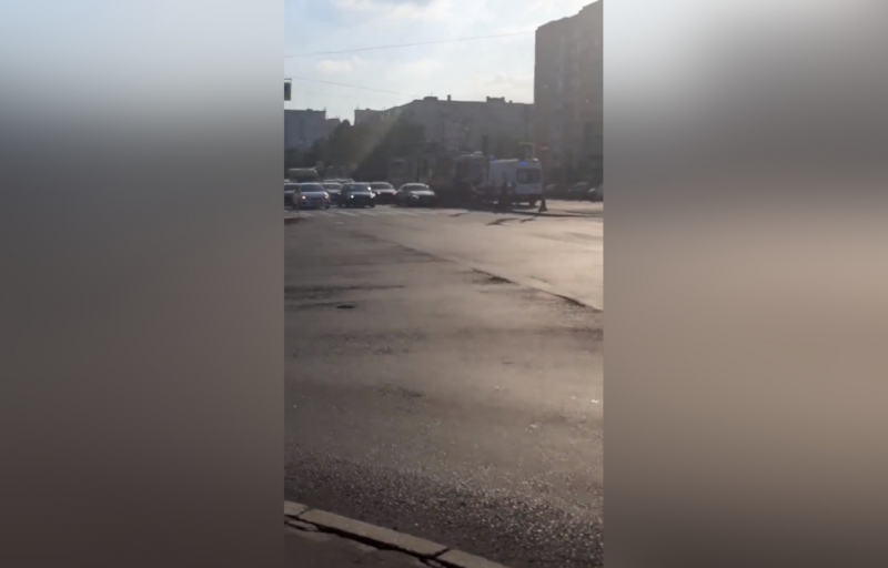 Приезд скорой к месту гибели пассажира трамвая возле Улицы Дыбенко сняли камеры