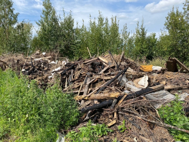 Прокуратура требует убрать свалку у мемориала воинам Великой Отечественной войны в Кандалакше