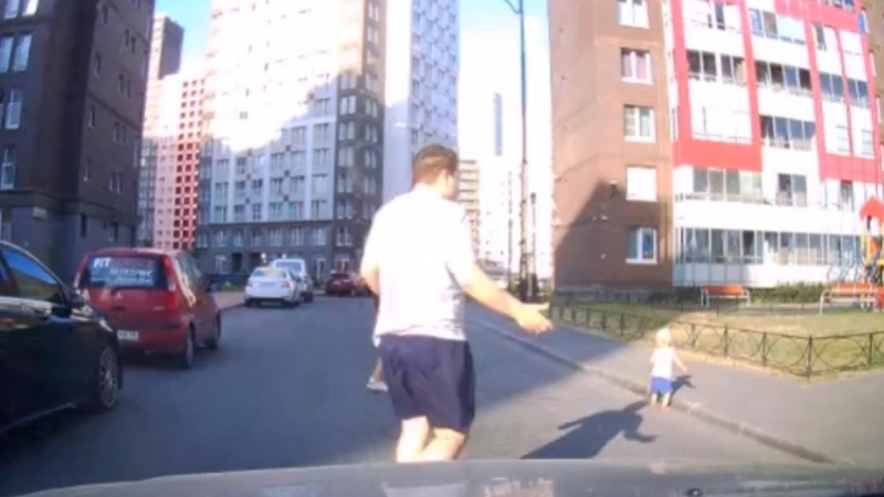 Прокуратура занялась делом о появлении годовалого ребенка на дороге в Кудрово