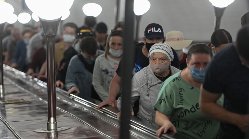 «Прошибает иммунитет»: вирусолог назвал неожиданную причину третьей волны ковида