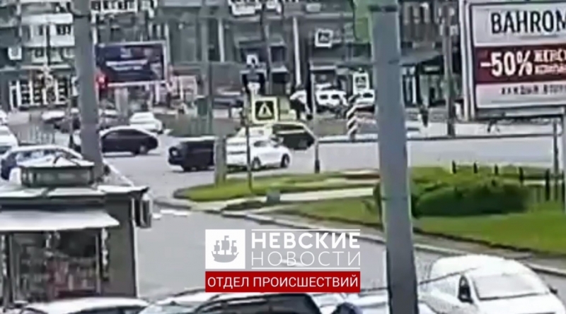Протаранил авто и врезался в столб: ДТП в Приморском районе попало на видео