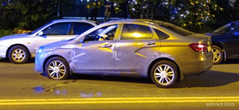 Протаранил два авто и перевернулся: водитель устроил ДТП на Дыбенко