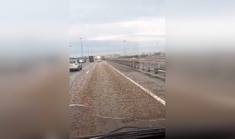 Рассыпанный на съезде КАД к Шушарам щебень затрудняет проезд автомобилей