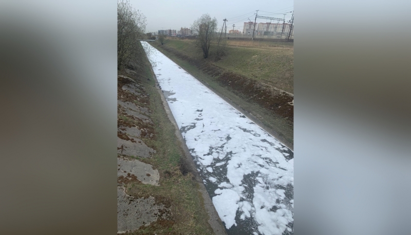Река Волковка покрылась большим слоем пены